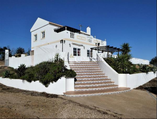 Faz Fato, North Tavira. Villa on a big plot with sea views, perfect for a project.