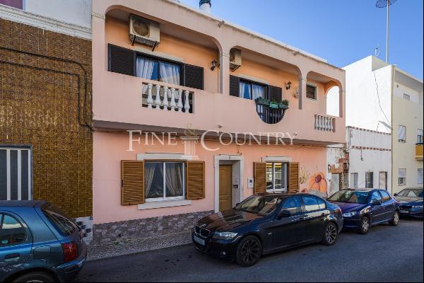 Olhao, 2-bedroom house with roof top terrace in the centre.