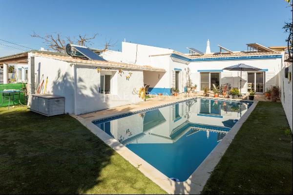 Vila Nova de Cacela, property with a main house, annex, pool, and superb garden.