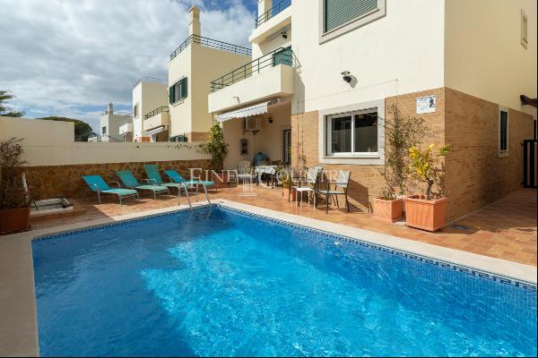 Olhão, modern well-presented 3-bedroom villa with pool.