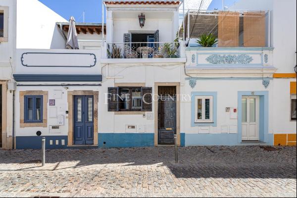 Tavira, historic centre, T2 townhouse with patio and balcony.