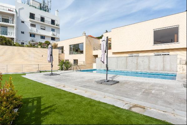 Excellent triplex 4-bedroom apartment with sea view in the centre of Estoril, Lisbon.