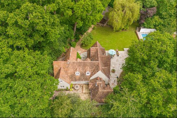 A charming cottage in Ascot, situated in a mature, private plot.