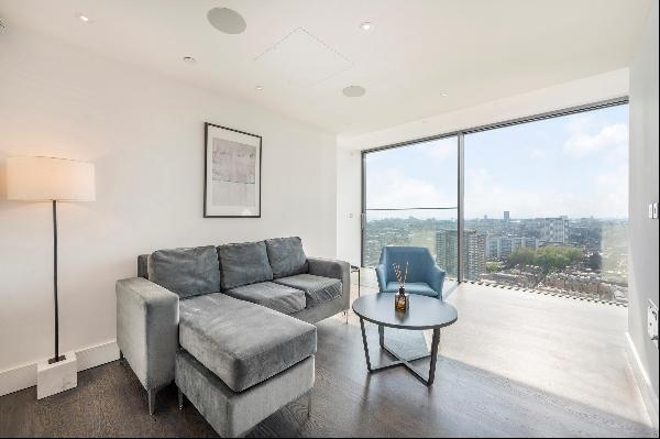 An immaculate, three bedroom lateral apartment with views of the London skyline in Carrara