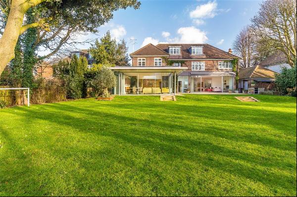 Available to let this detached family house, beautifully designed and located within Putne