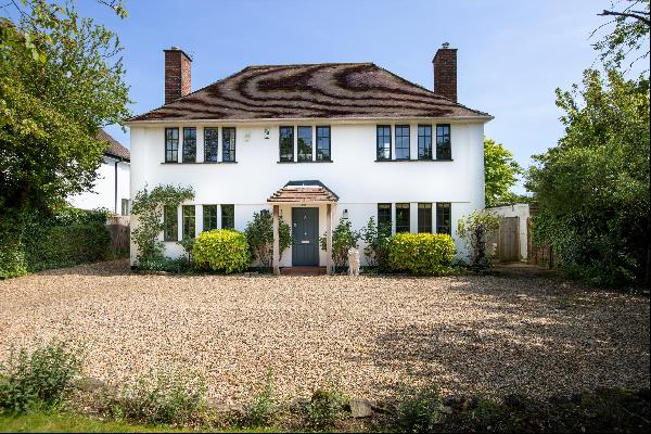 A stylish and well-presented house with a separate garden office in this convenient locati