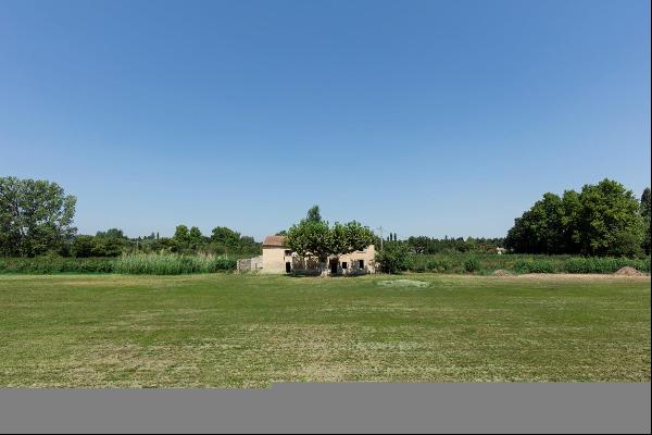 A 19th-century farmhouse in close proximity to Saint-Rémy-de-Provence and Avignon, providi