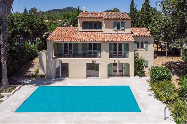 A splendid villa with a swimming pool located in a residential area with uninterrupted sea