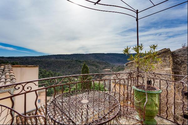 Charming four-bedroom village house for sale in Bonnieux, with large terrace, swimming poo