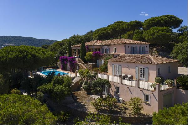 A beautiful Provençal villa in a dominant position in the Ramatuelle countryside.