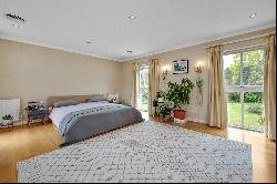 Cranford Rise, Esher, Surrey, KT10 9NG