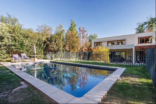 Mediterranean-style house in the Piedra Roja sector condominium.