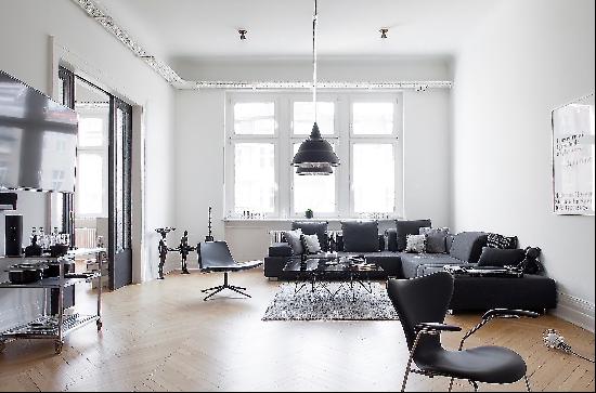 Spacious Apartment in an old building in Berlin-Charlottenburg