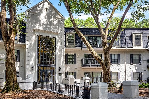 Beautifully Updated End Unit In The Quiet Community Of Buckhead's Lenox Heights