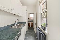 Refurbished townhouse with private terraced garden for rent in Mayfair