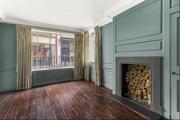 Refurbished townhouse with private terraced garden for rent in Mayfair