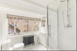 Refurbished townhouse with private terraced garden for rent in Mayfair