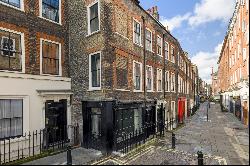 Refurbished townhouse with private terraced garden for rent in Mayfair