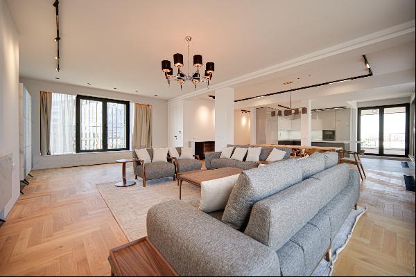 Impressive fully furnished penthouse with panoramic views in the White Quarter