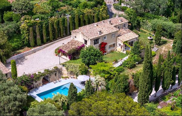 Provencal-style villa in Mougins with sea views, a short stroll from the village