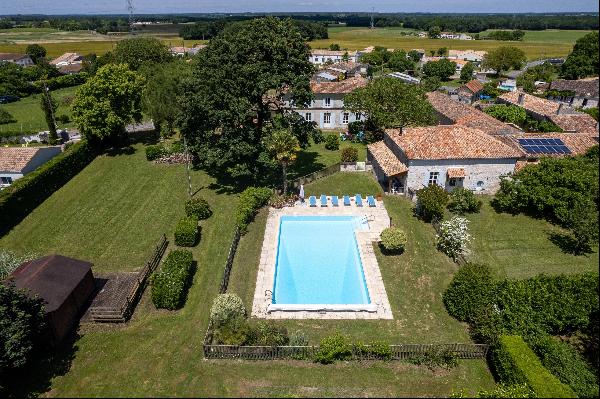 LARGE PROPERTY WITH GITE AND SWIMMING POOL - 20 MIN ROYAN