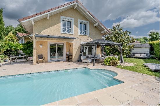 Family house with a swimming pool near Geneva