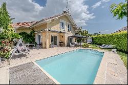 Family house with a swimming pool near Geneva