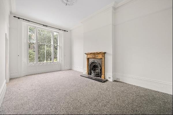 A bright and spacious 1 bedroom flat with communal garden access in Notting Hill, W11.