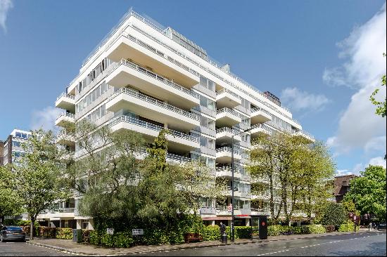 Imperial Court, located in the prestigious St John's Wood neighbourhood, offers a luxuriou