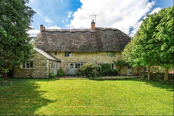 A pretty period house with flexible accommodation in the heart of a sought-after village.