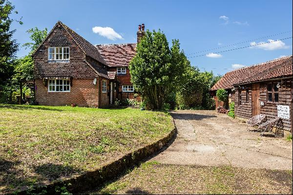 A pretty cottage in the heart of the village, with excellent outbuildings.