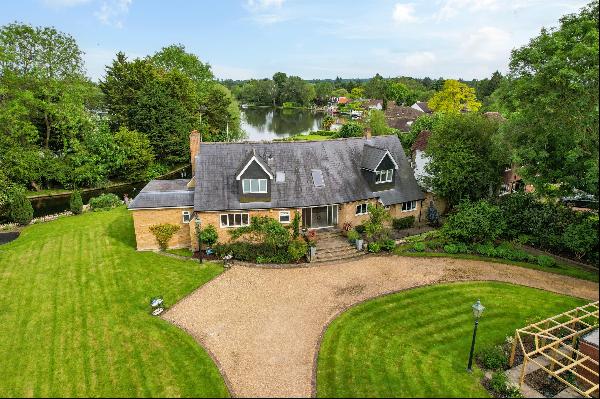 Riverside property For Sale in Weybridge.