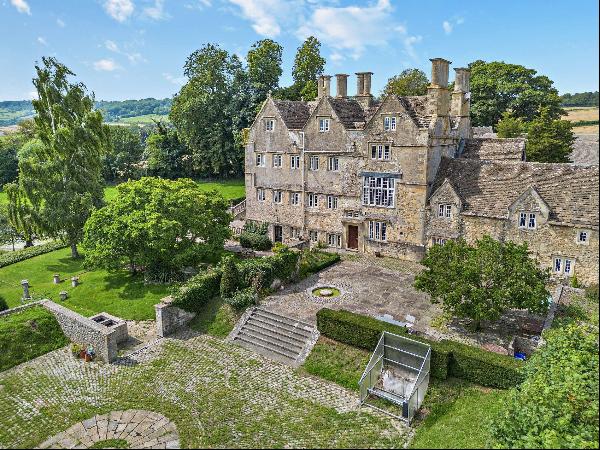 An impressive Grade II* listed Manor House with extensive secondary accommodation and outb