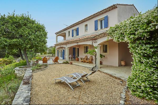 A traditional Provencal villa with magnificent views of the Luberon, set in almost 7000 sq