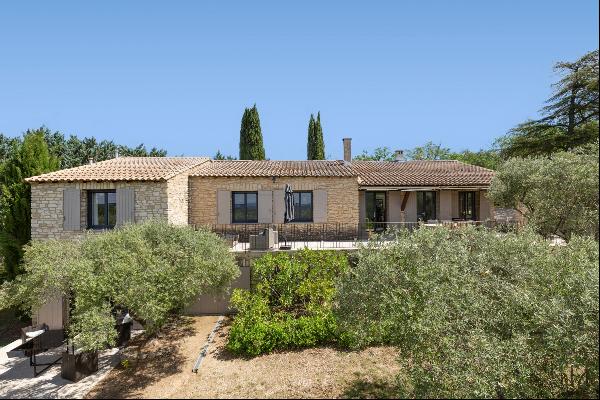 Stone house with pool for sale in Gordes.