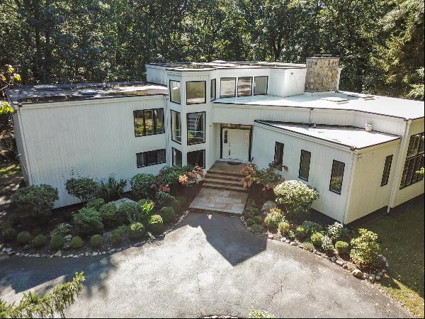 Welcome to Armonk.  Enjoy this lovingly maintained Contemporary property with circular dri
