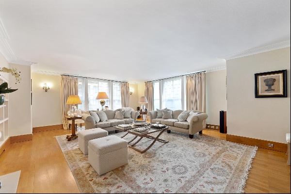 Three bedroom flat in Chelsea SW10