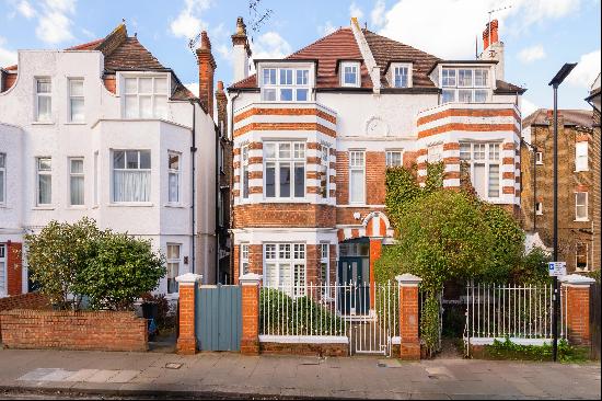 An impeccably refurbished and chic Edwardian family residence, boasting a magnificent rear