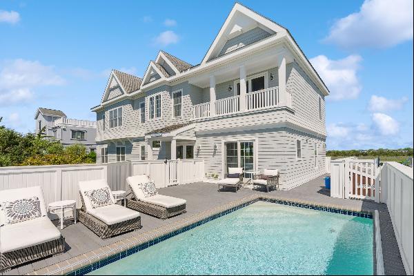 This Exquisite Bayfront Estate exudes Hampton Charm and Luxury Living.  Perfect for entert