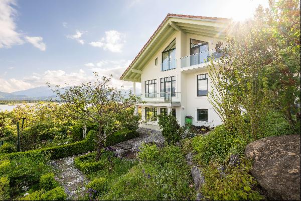 Luxury villa with a view over Lake Hopfensee