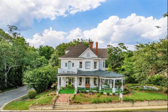 "9 Columns" Exquisite Historic Bed & Breakfast