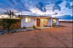 Remodeled Mid-Century Private Getaway on Five Scenic Desert Acres