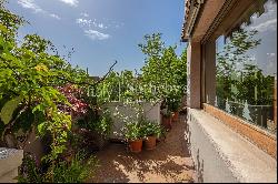 Panoramic apartment with terrace in the Isola district