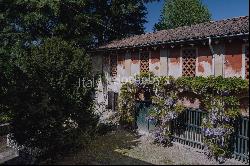 Charming historic villa in Villa D'Adda with great potential.