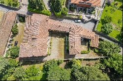 Charming historic villa in Villa D'Adda with great potential.