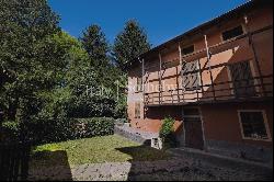 Charming historic villa in Villa D'Adda with great potential.