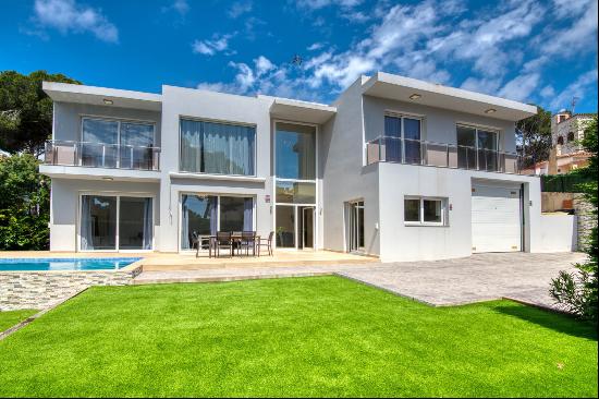 Modern house 200 meters from the beach.