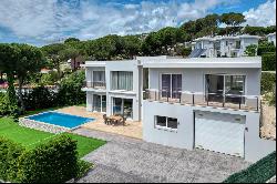 Modern house 200 meters from the beach.