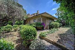 House in Arles City Center: 4 Bedrooms, Garage, Garden