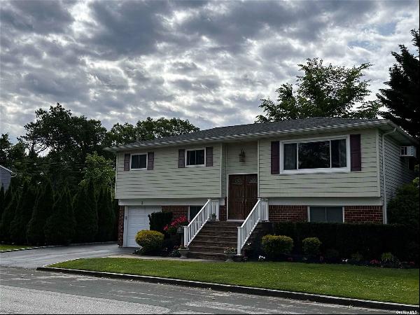 2 Pearsall Place, Deer Park NY 11729